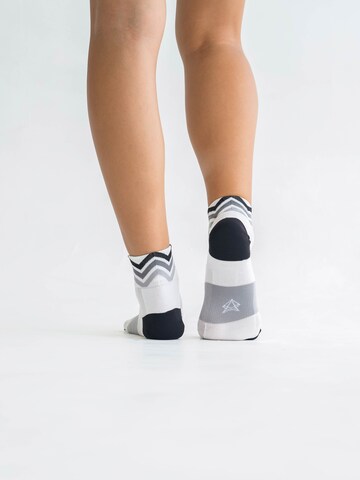 INCYLENCE Athletic Socks 'WAVES SHORT' in White