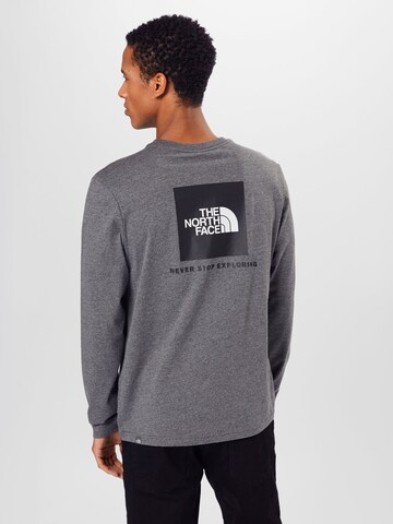 THE NORTH FACE - Ajuste regular Camiseta 'Red Box' en gris