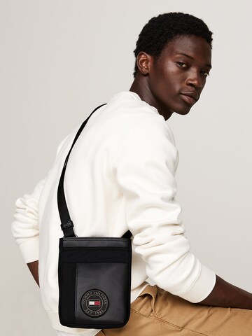 Sac à bandoulière TOMMY HILFIGER en noir : devant