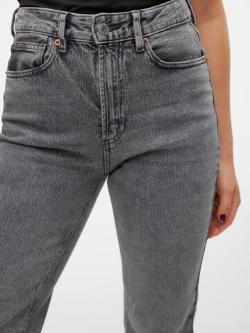 VERO MODA Alt laienev Teksapüksid 'Tessa', värv hall