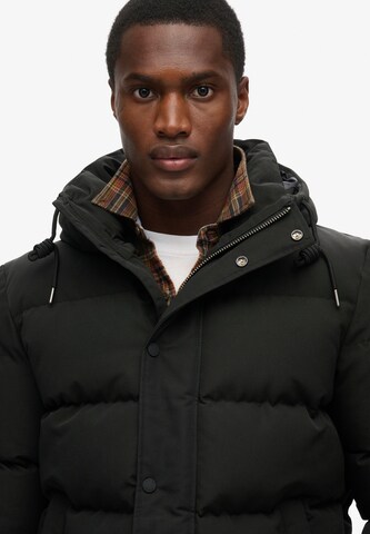 Veste d’hiver 'Everest' Superdry en noir : devant