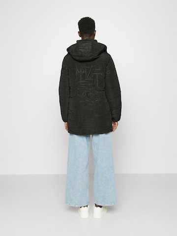 Desigual Φθινοπωρινό και ανοιξιάτικο μπουφάν σε μαύρο