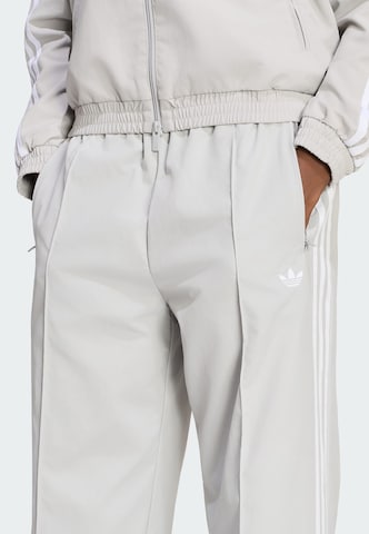 ADIDAS ORIGINALS - Perna larga Calças 'Firebird' em cinzento