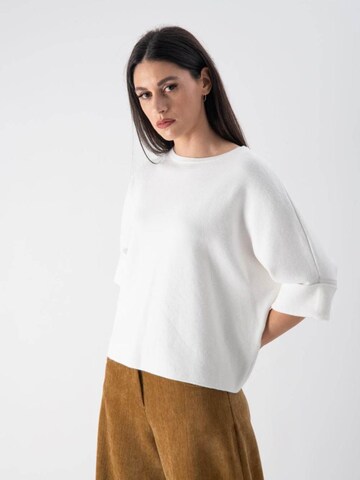 Pullover di MND in bianco