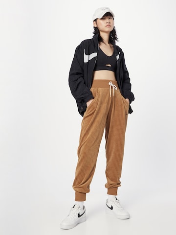 Effilé Pantalon à pince Nike Sportswear en marron