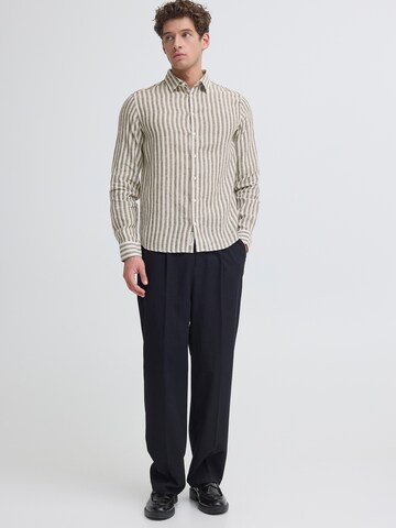 Casual Friday Regular Fit Paita värissä ruskea