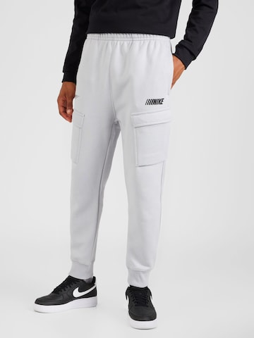 Nike Sportswear Tapered Cargobukser i grå: forside