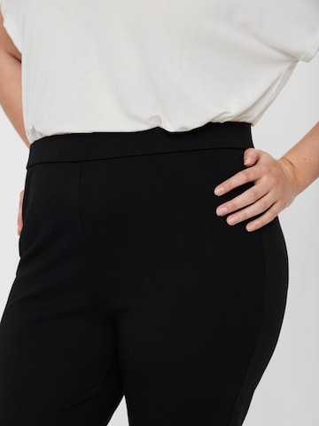 Vero Moda Curve - Acampanado Pantalón 'Kamma' en negro