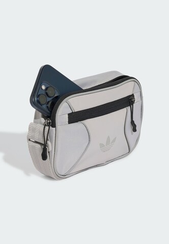 ADIDAS ORIGINALS - Mala de ombro 'Airliner' em cinzento