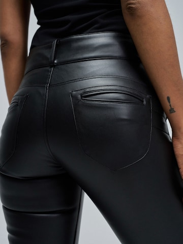 Salsa Jeans Flared Chino in Zwart