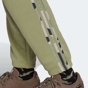 Tapered Pantaloni 'Graphics Camo' de la ADIDAS ORIGINALS pe verde