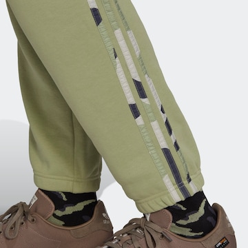 ADIDAS ORIGINALS Tapered Παντελόνι 'Graphics Camo' σε πράσινο