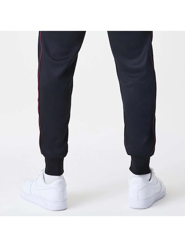 NEW ERA Tapered Hose in Schwarz