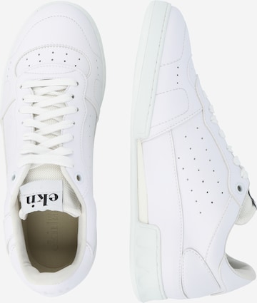 Baskets basses 'ALDER' EKN Footwear en blanc