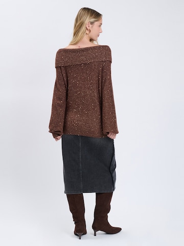Influencer Sweter w kolorze brązowy