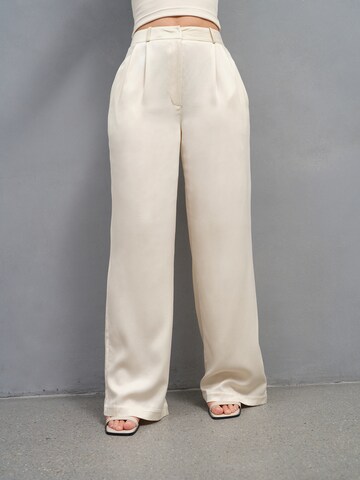 A LOT LESS Wide leg Pleat-Front Pants 'Florentina' in Beige: front