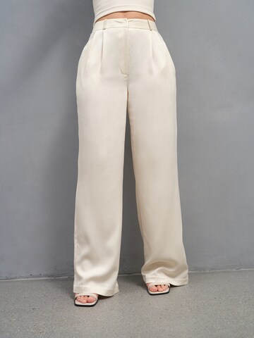 Pantalon à pince 'Florentina' A LOT LESS en beige : devant