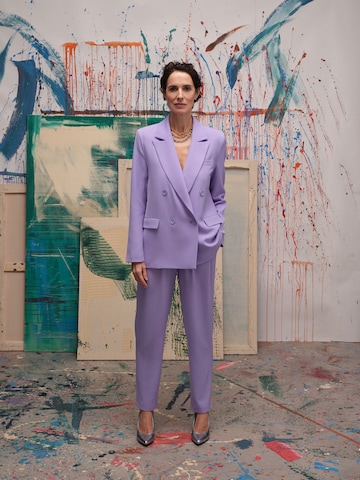 Guido Maria Kretschmer Women Tapered Pleat-Front Pants 'Elenie' in Purple