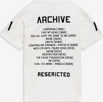 OVER STREET - Camisa 'Camiseta blanca resertricted world tour oversized tee' em branco: frente