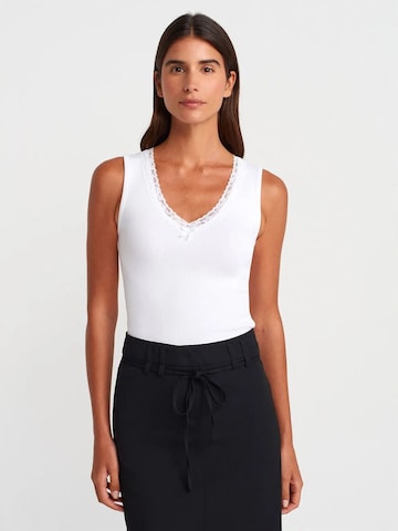 Dilvin Top in White: front