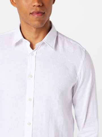 Coupe regular Chemise 'Roger' BOSS Black en blanc