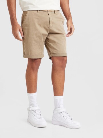 QS Regular Chino in Bruin: voorkant