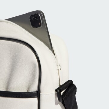 ADIDAS ORIGINALS - Bolso de hombro 'Airliner' en blanco
