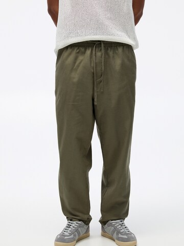 Pull&Bear Loosefit Hose in Grün: Vorderseite