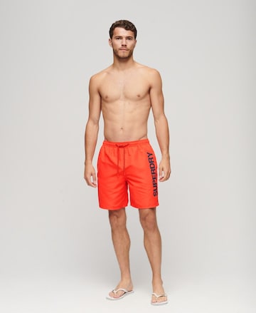 Superdry Badeshorts in Rot