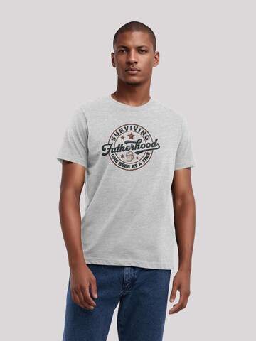 F4NT4STIC Shirt 'Vatertag Surviving Fatherhood' in Grijs: voorkant
