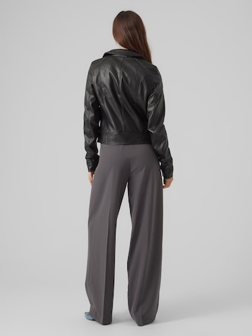 Vero Moda Tall Prehodna jakna 'Bella Annabel' | črna barva