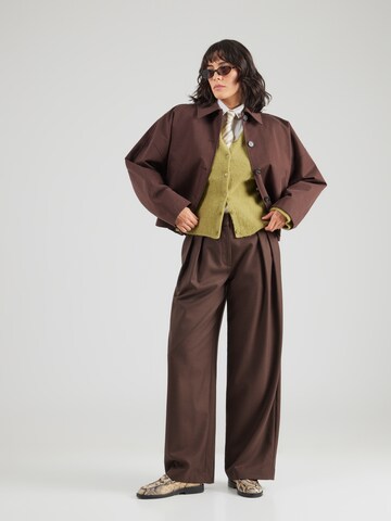 & Other Stories Широкий Брюки со складками 'Hanni' в Коричневый