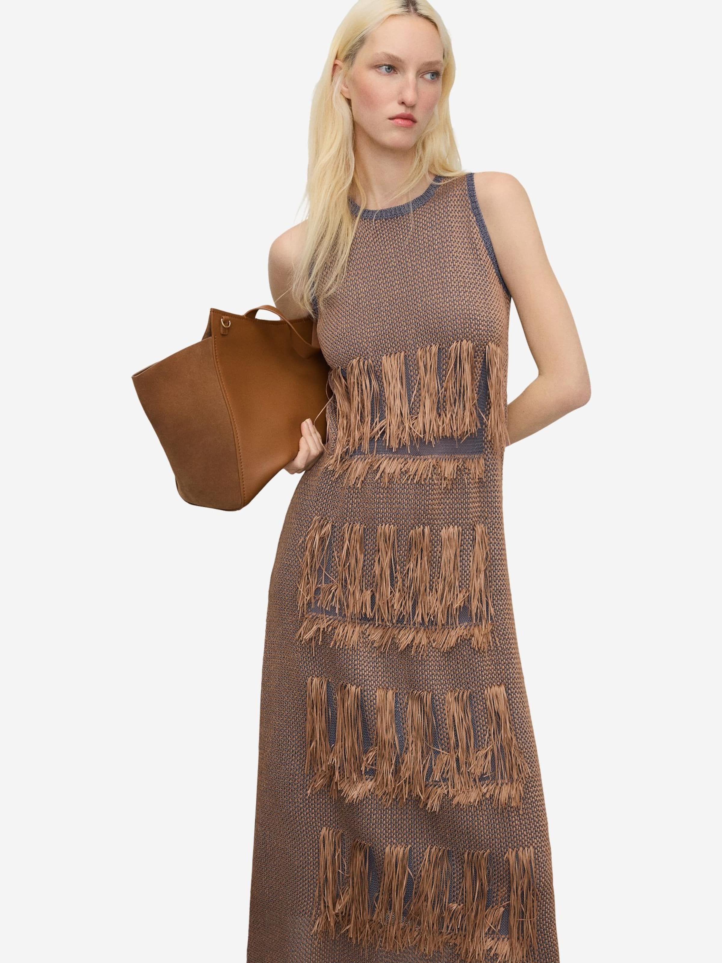 Abito di Adolfo Dominguez in marrone