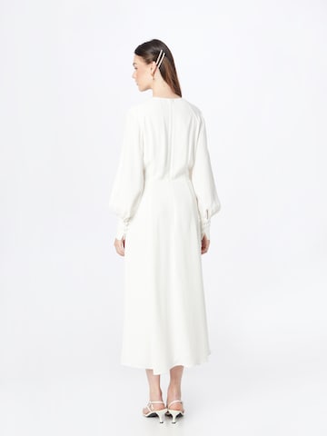 IVY OAK Společenské šaty – bílá