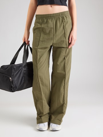 Wide leg Pantaloni de la Nike Sportswear pe verde: față