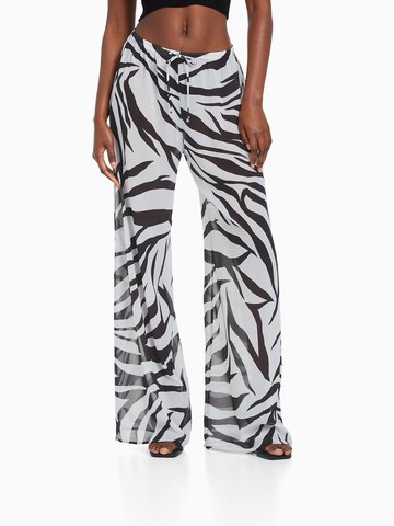 Wide leg Pantaloni de la Bershka pe alb: față