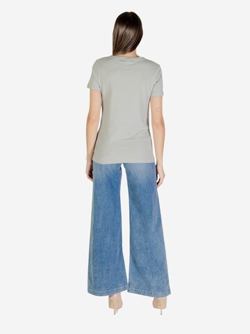 Top 'BRIANA SS T-SHIRT V3BI11 J1314' di GUESS in verde