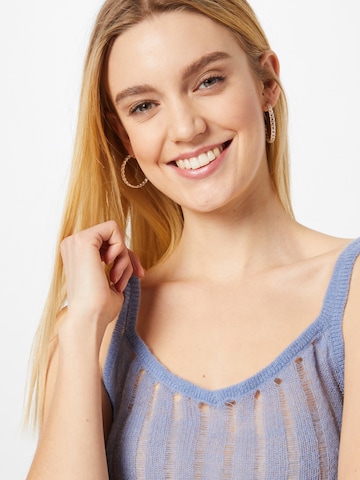 WEEKDAY Top 'Grace' in Blau