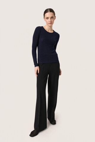 SOAKED IN LUXURY Bluse in Blau