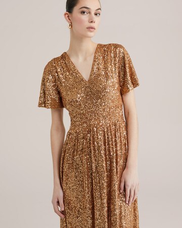 Rochie de seară de la WE Fashion pe auriu