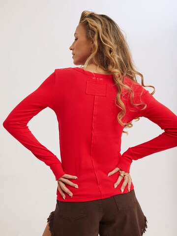 Kamila Šikl - Camisa em vermelho