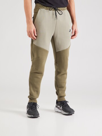 Nike Sportswear Tapered Παντελόνι 'TCH FLC' σε πράσινο: μπροστά