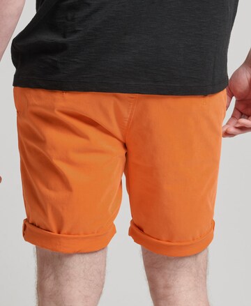 Regular Pantalon chino Superdry en orange : devant