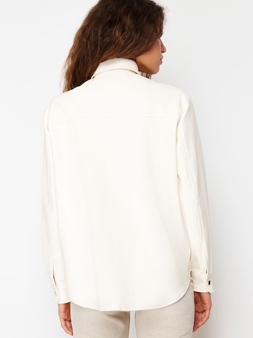 Trendyol Jacke in Beige