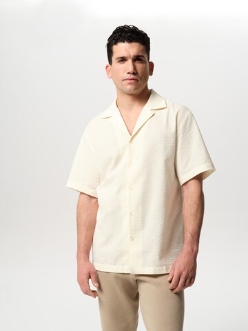 ABOUT YOU x Jaime Lorente - Regular Fit Camisa 'Nico' em branco: frente