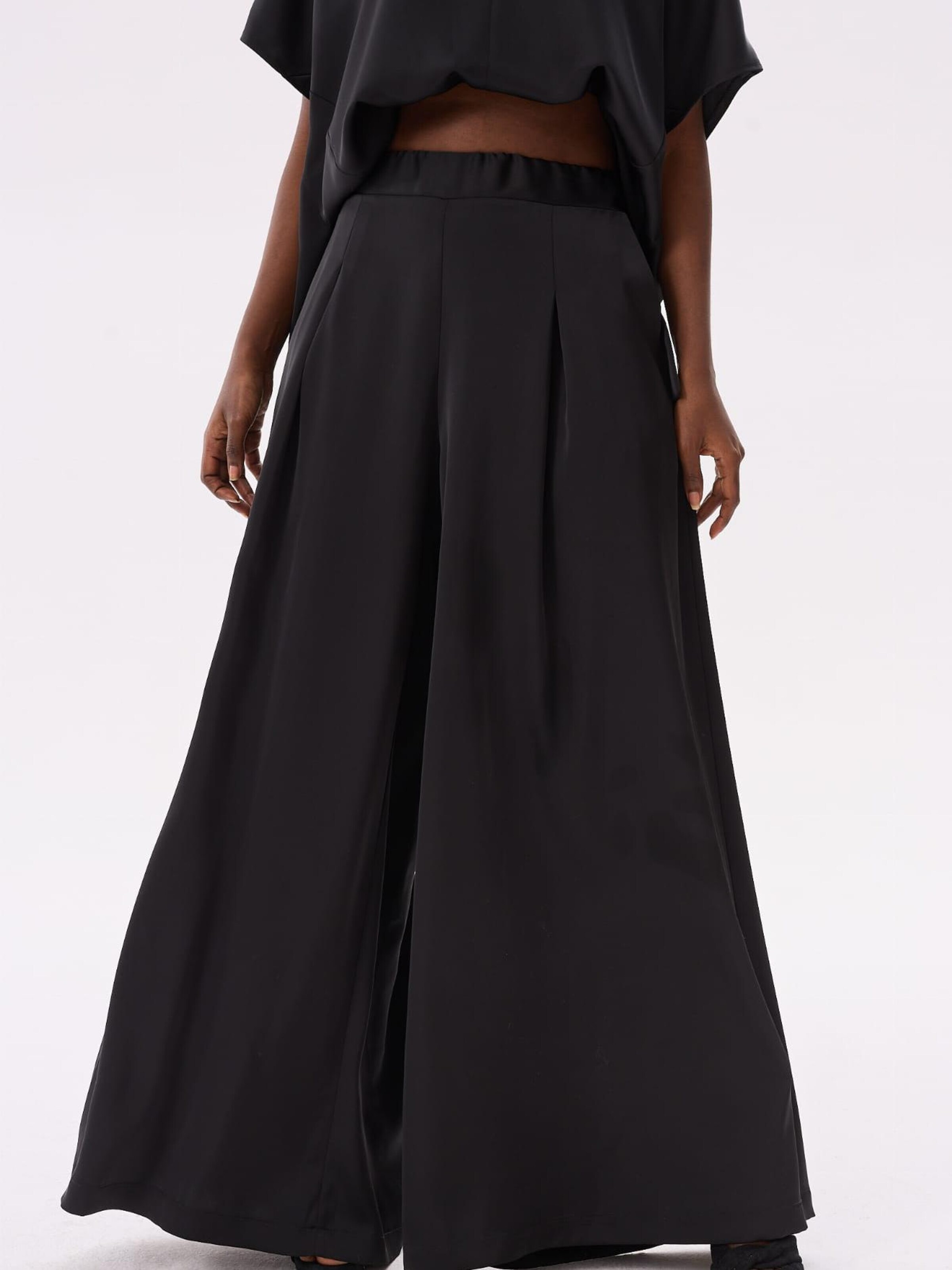 Blue Shadow Wide Leg Hose‌ in Schwarz