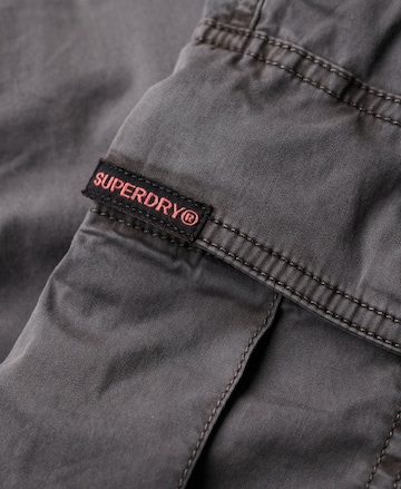 Superdry Regular Cargohose in Grau