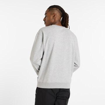 new balance Sweatshirt 'Varsity Pennant' in Grijs