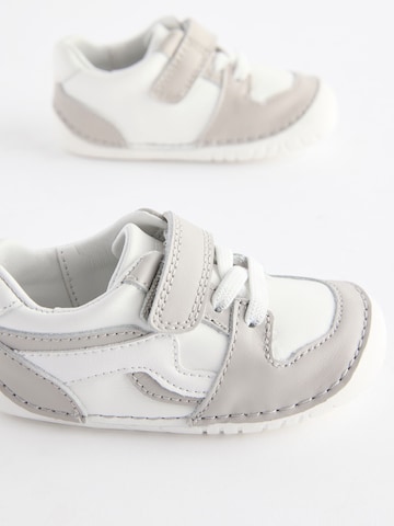 Sneaker de la Next pe gri