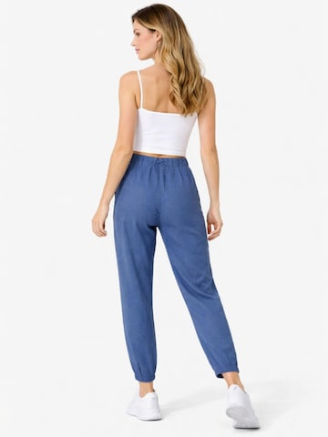 fashionshowcase - Loosefit Pantalón 'SOREYA' en azul